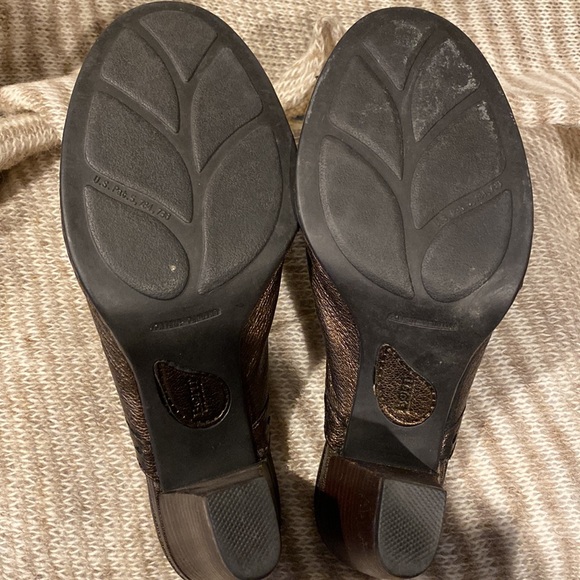 Born Metallic Brown Clogs - Picture 4 of 10